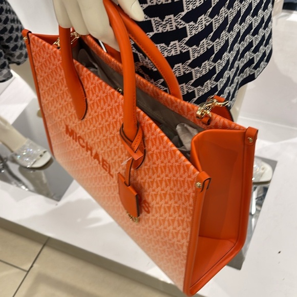 Michael Kors Mirella Medium Ombré Logo Tote Bag
Poppy
NWT - Picture 16 of 16